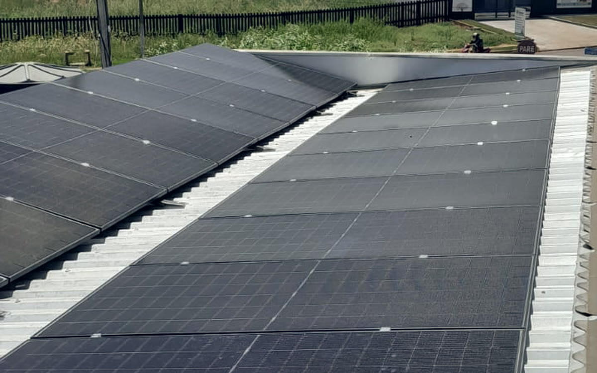 Painéis solares instalados pela D S Energia Solar no telhado de um imóvel em Ji-Paraná.