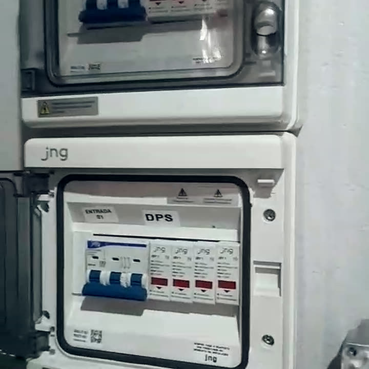 Inversor e quadro de proteção instalados e identificados na parede.